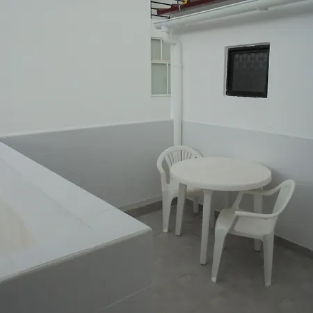 Center & בית הארחה