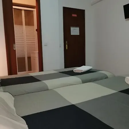 Center & בית הארחה לאגוּ‏ש